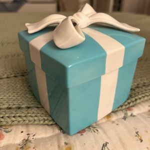 VINTAGE PORCELAIN TIFFANY AND CO JEWELRY BOX